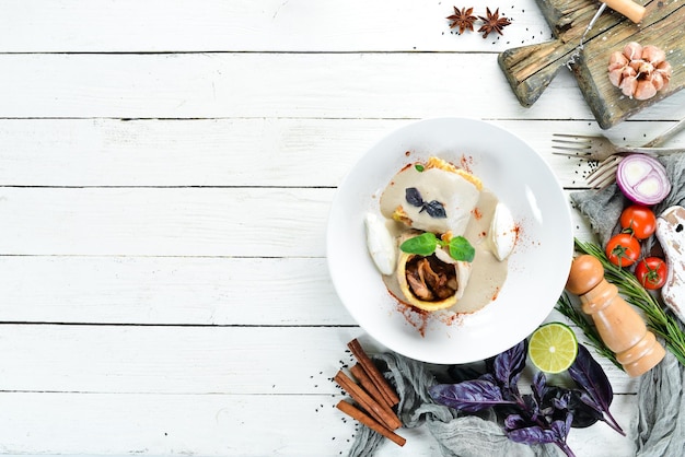 Plato casero en mesa